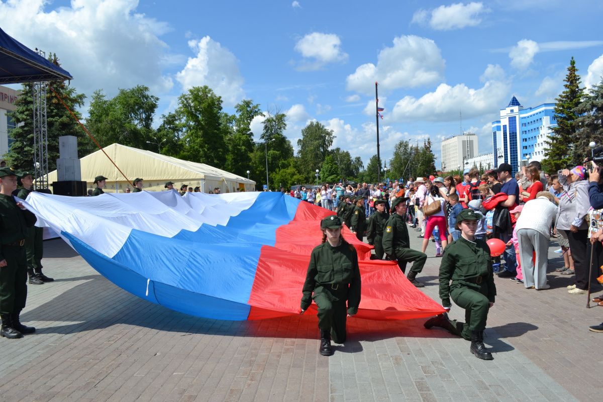 День знамени. День флага в Тюмени. Праздничное Знамя. Мероприятия на день России в Тюмени. Флаг России Тюмень.