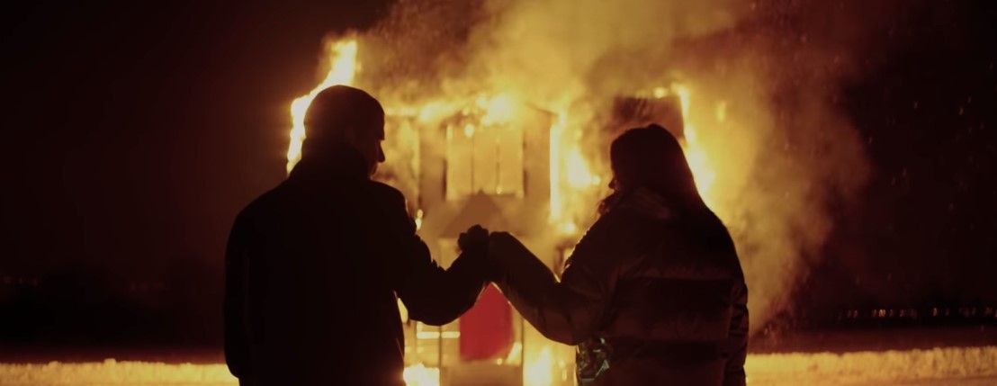 Немецкая пара сожгла дом. Клип с горящим домом. Девушка подожгла дом зимой. Сгораю клип