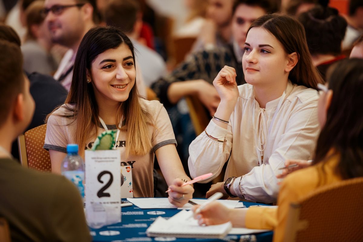 Квиз девушки. Женский квиз. Женский квиз. Честерфилд бар на арбате квиз. Квиз игра.