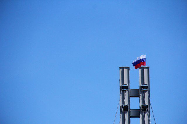 «Молодогвардейцы» подарили Тюмени российский флаг «Молодогвардейцы» подарили Тюмени российский флаг