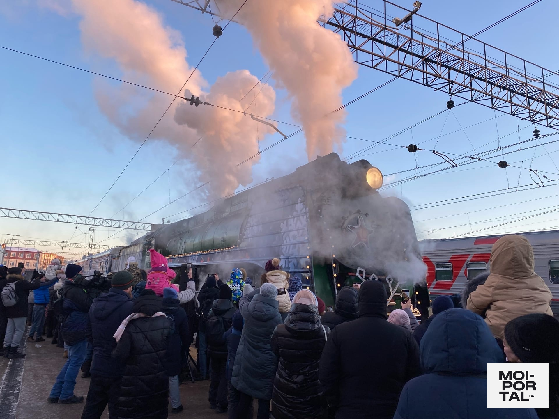 Поезд деда мороза тюмень. Мороз в городе. Фотозона новогодний поезд. Елка в Железнодорожном.