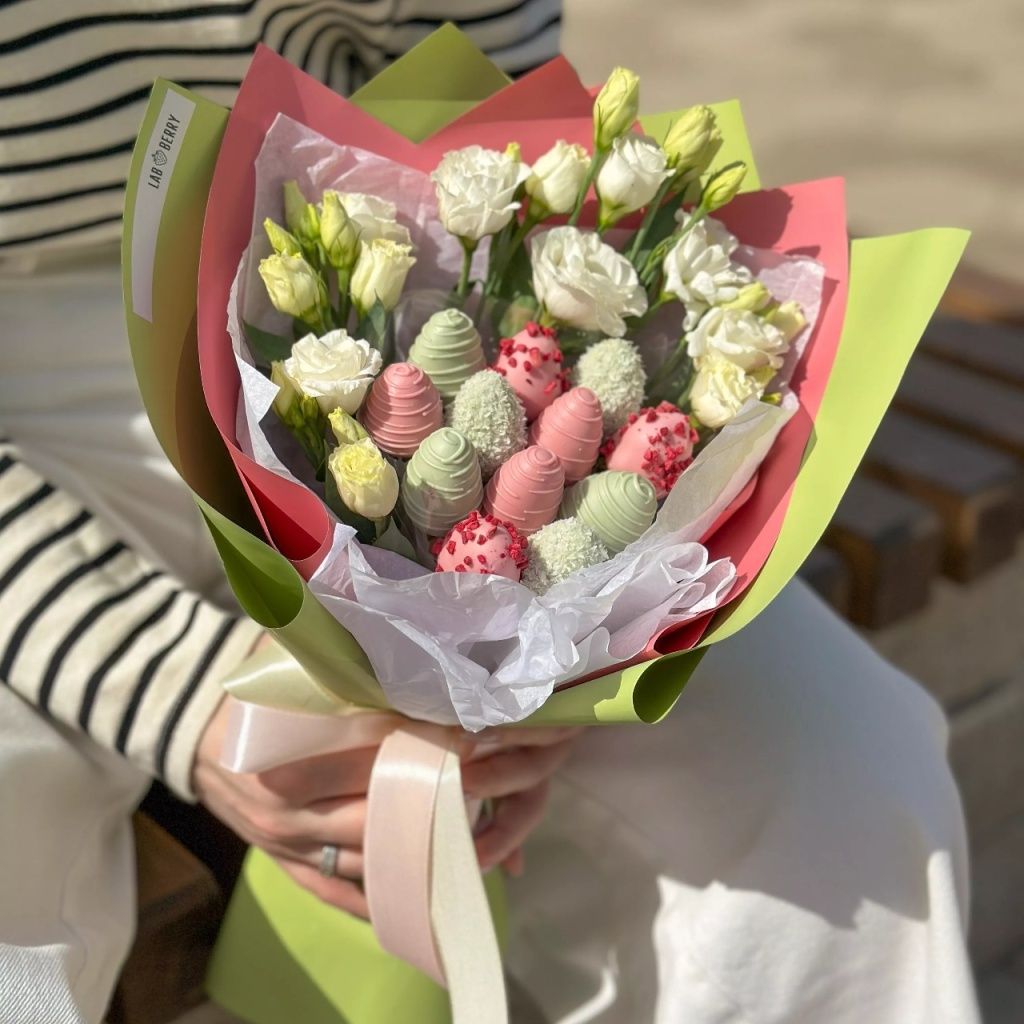 Авторские букеты и экзотические цветы: где в Тюмени купить подарок к 8 марта 